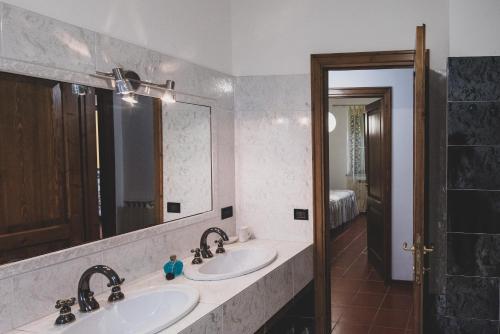 baño con 2 lavabos y espejo grande en Agriturismo Monte della Dea en Valfabbrica