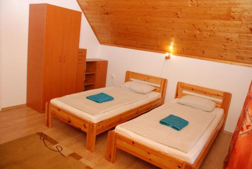 Кровать или кровати в номере Kék Kuckó Vendégház