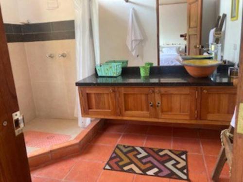 una cocina con fregadero y encimera en Casa El Tambre, Villa de Leyva Boyaca, en Villa de Leyva