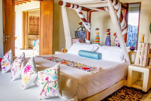 מיטה או מיטות בחדר ב-Irekua Beach House Ixtapa