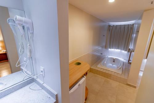 uma casa de banho com um chuveiro, um lavatório e um WC. em HotSprings OFICIAL B3 Hotéis em Caldas Novas