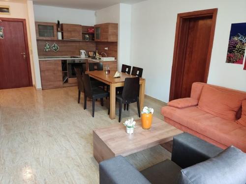 Dean's Cozy 2 Bed Apart at Sunny Beach resort