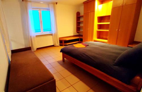 sypialnia z łóżkiem, kanapą i oknem w obiekcie Studio 6 w Warszawie