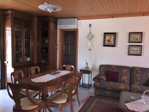 sala de estar con mesa y sofá en Family House - La Mora Beach - Tarragona en Tarragona