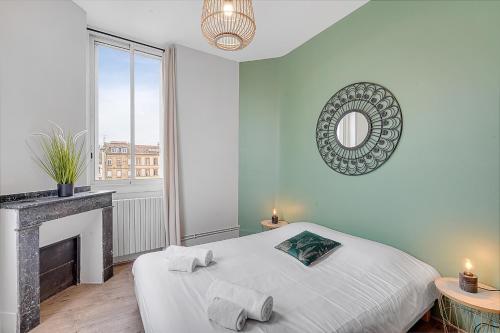 um quarto com uma cama grande e uma lareira em L'APOLLINAIRE - à 5 minutes du centre ville em Toulouse