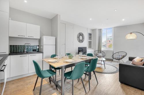 une cuisine et une salle à manger avec une table et des chaises dans l'établissement L'APOLLINAIRE - à 5 minutes du centre ville, à Toulouse