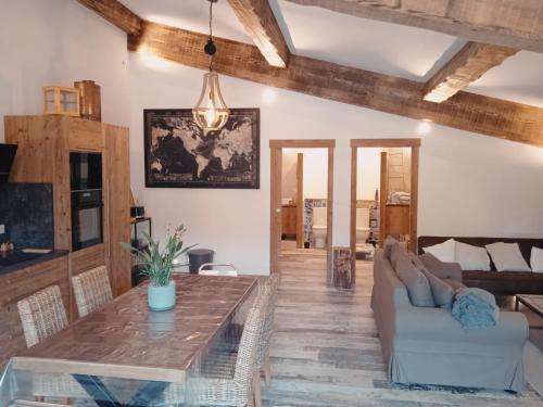 un salon avec une table et un canapé dans l'établissement Gite du Mas de la Finière ,avec SPA intérieur, à Châteaurenard