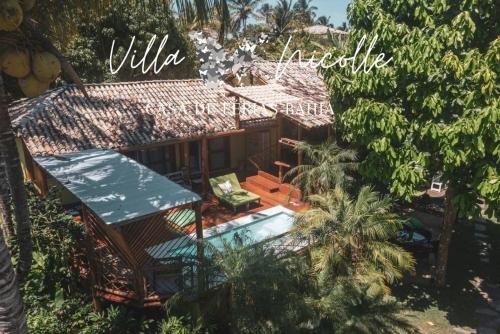 Villa Nicolle - Bahia - Praia do Espelho في برايا دو إسبيلهو: اطلالة جوية على منزل مع مسبح