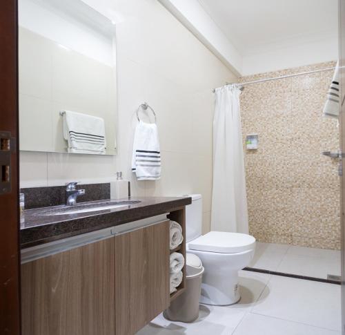 a bathroom with a toilet and a sink and a shower at DEPARTAMENTO FAMILIAR LAS PALMAS II in Santa Cruz de la Sierra