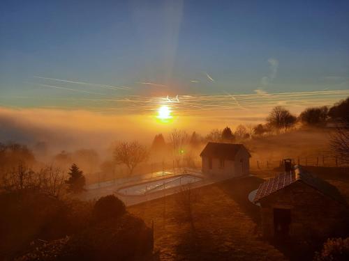 Ein nebliger Sonnenaufgang mit aufgehender Sonne über einem Feld in der Unterkunft Au dela des vignes in Baubigny