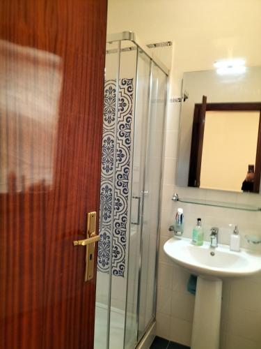 uma casa de banho com uma cabina de duche em vidro e um lavatório. em Casa del Grillo in centro e nei pressi del mare em Catânia