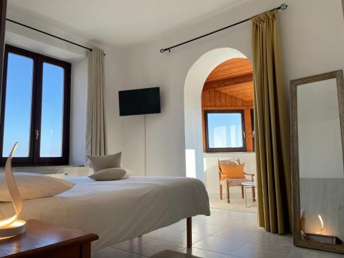 una camera con letto e una camera con sedia di Camere Villa Lunardini a Frassinetto
