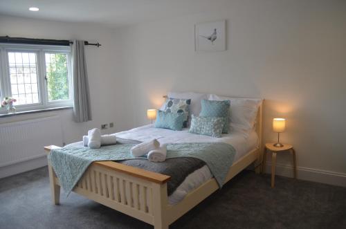 een slaapkamer met een bed met handdoeken erop bij The Cottage, Treliggon Farm in Lanivet
