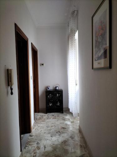 um corredor vazio com piso em mármore num quarto em Casa del Grillo in centro e nei pressi del mare em Catânia