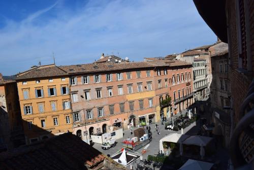 vistas a una calle de una ciudad con edificios en Appartamento Baldo 13 en Perugia