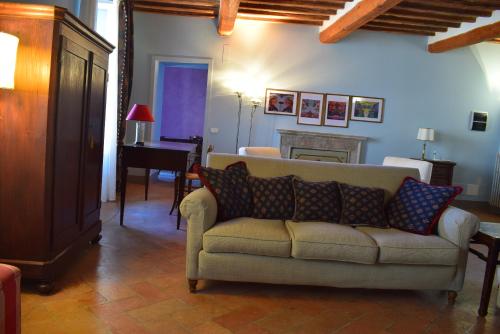 a living room with a couch and a piano at Appartamento Baldo 13 in Perugia