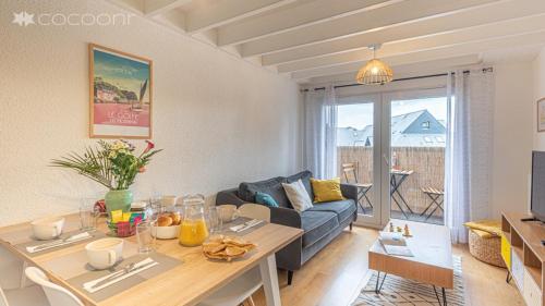 un salon avec un canapé et une table dans l'établissement Appartement Duplex proche Port avec vélos, à Vannes