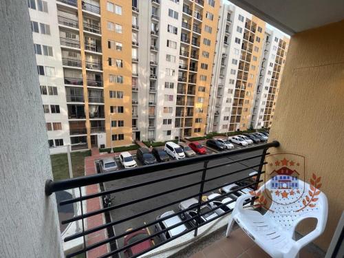 a balcony with a view of a parking lot with cars at Apartamento de Henry y Rita in Barranquilla