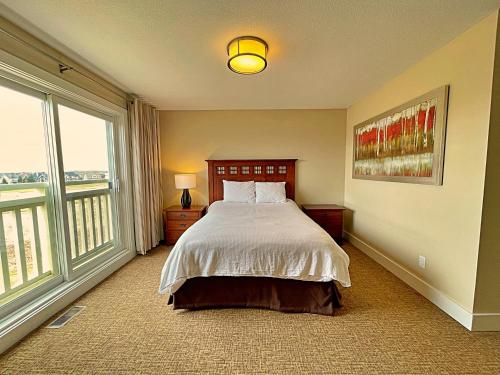 Säng eller sängar i ett rum på Spacious Blue Mountain 2 Storey - Wifi, Pool, Close to the Village & Golf