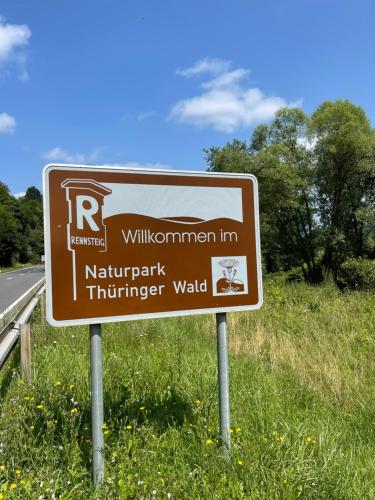 a sign on the side of a road at Landhotel Der Distelhof mit Scheunencafé in Dillstädt