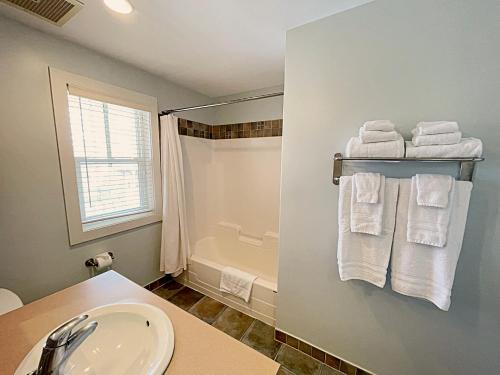 a bathroom with a sink and a bath tub at Spacious Blue Mountain 2 Storey - Wifi, Pool, Close to the Village & Golf in Blue Mountains