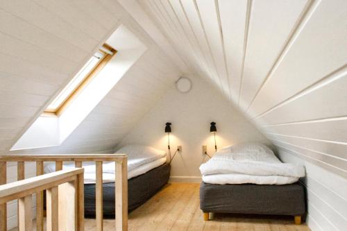 a room with two beds in a attic at Feriehus Syd på Rødkærgård in Kerteminde