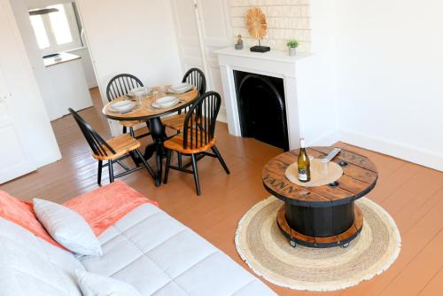 un salon avec une table et un canapé dans l'établissement LD-Location Boulogne-sur-mer, à Boulogne-sur-Mer