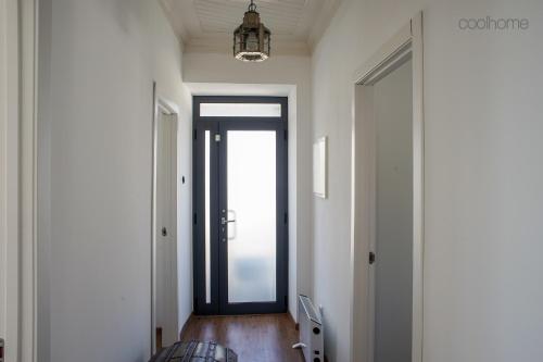un pasillo con una puerta que conduce a una habitación en 12 Casa d'Avó, en Albergaria-a-Velha
