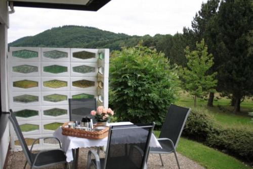 einen Tisch und Stühle auf einer Terrasse mit einem Zaun in der Unterkunft Fewo Honeck in Stryck