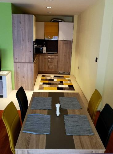Кухня или мини-кухня в Venice Apartments
