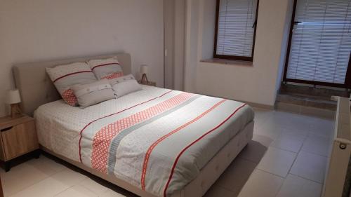 een slaapkamer met een groot bed in een kamer bij Gite 3 étoiles "entre sources et rivière" Besançon in Vaire-le-Grand