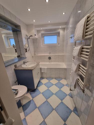 薩爾斯堡的住宿－Appartment Maxglan，浴室配有卫生间、盥洗盆和浴缸。