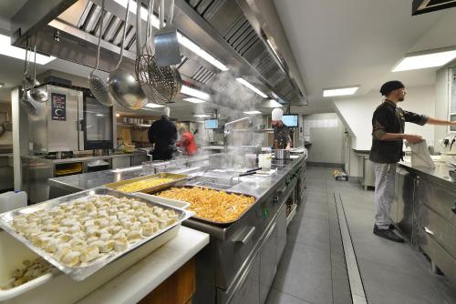 ホテルの敷地内または近くでの食事または食べ物