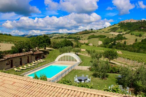 una vista aérea de una villa con piscina en un campo en Agriturismo Oasi Biologica, en Montedinove