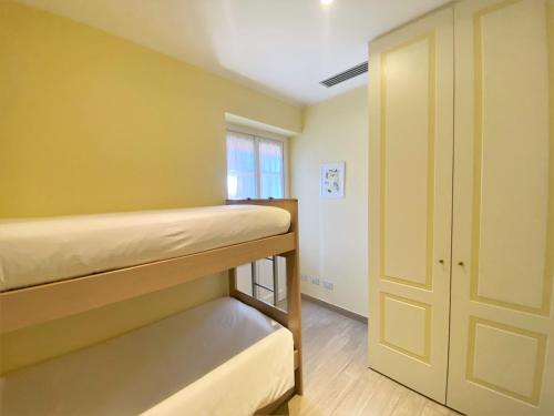 A bed or beds in a room at Cottage Pescallo Bellagio