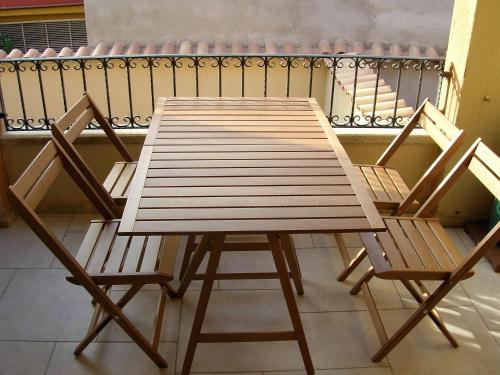 a wooden table and two chairs on a balcony at Appartamento nel cuore di Villasimius 1 piano in Villasimius