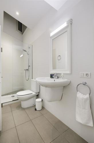 Bilik mandi di Canvas Apartments&Lofts