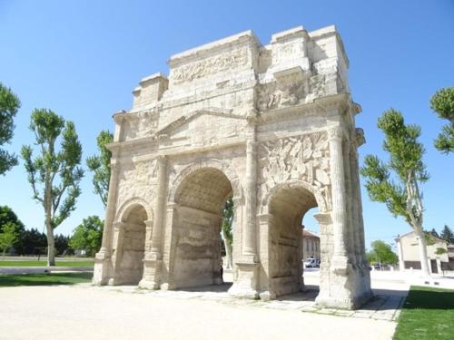 a large building with an arch in a park at Studio Cosy à Orange in Orange