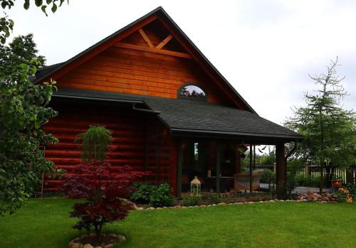 una grande cabina in legno con tetto a gambero di Willa Siemianówka - Sauna, Jacuzzi a Rybaki