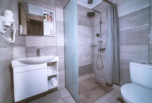 e bagno con servizi igienici, lavandino e doccia. di Sophies Greek Gateway a Kardámaina