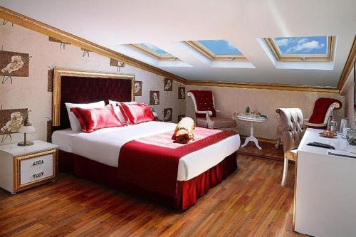un dormitorio con una cama con un perro sentado en ella en Marmara Deluxe Hotel, en Estambul