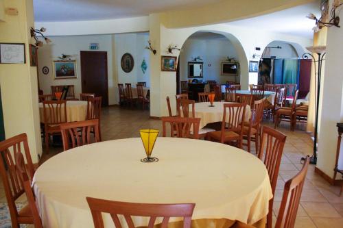 Arenella Beach Rooms tesisinde bir restoran veya yemek mekanı