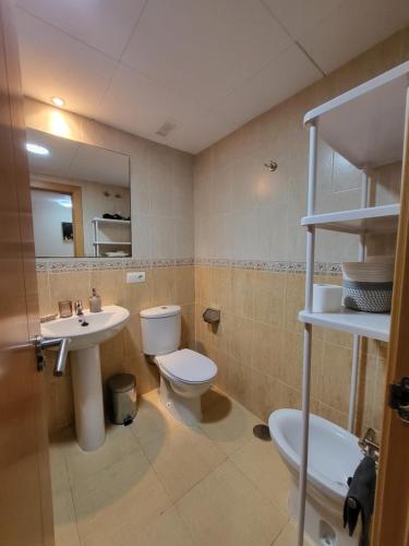 Ένα μπάνιο στο ¡Bajo precioso con salida directa a la piscina comunitaria en Paraíso de Vera!