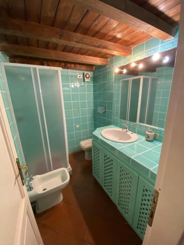 ポルト・ロトンドにあるCasa Margheritaのバスルーム(洗面台、トイレ付)