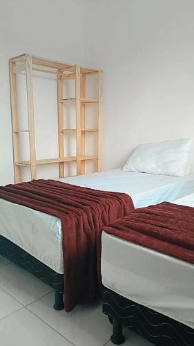 2 Betten nebeneinander in einem Zimmer in der Unterkunft Praia dos Corais - Bahia in Coroa Vermelha