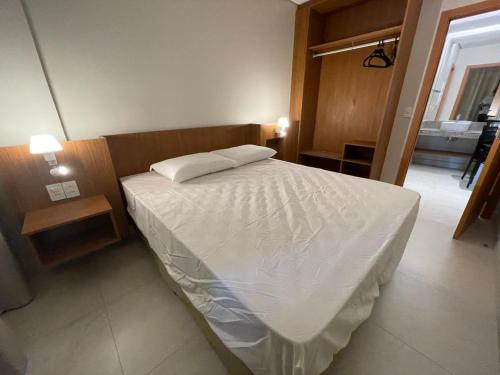 ein Schlafzimmer mit einem Bett mit einer weißen Bettdecke in der Unterkunft Salinas Exclusive Resort in Salinópolis