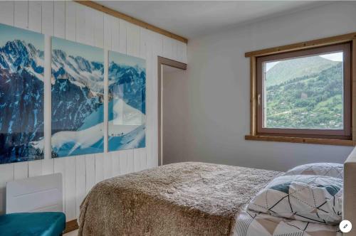 a bedroom with a bed and a window at Chalet Mirador appartement vue panoramique SITUÉ À 25 kms de CHAMONIX in Saint-Gervais-les-Bains