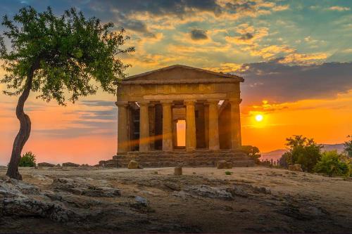 Η ανατολή ή δύση του ηλίου όπως φαίνεται από αυτό το διαμέρισμα ή από εκεί κοντά