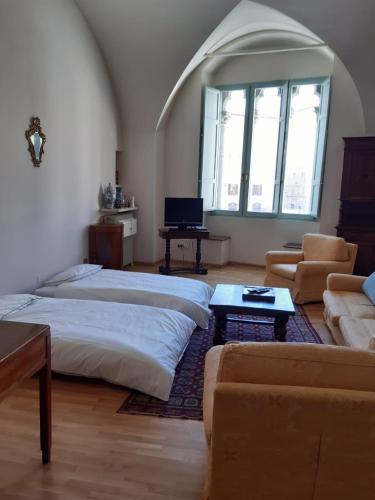 a living room with two beds and a couch at Appartamento Vannucci 10 in Perugia