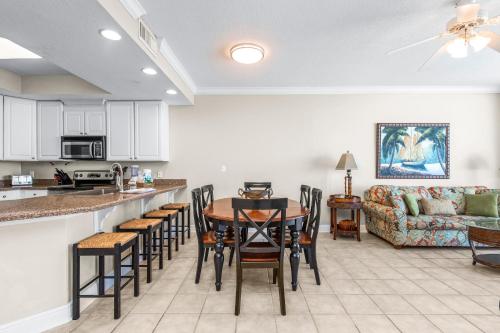 eine Küche und ein Wohnzimmer mit einem Tisch und Stühlen in der Unterkunft San Carlos Unit 607 in Gulf Shores